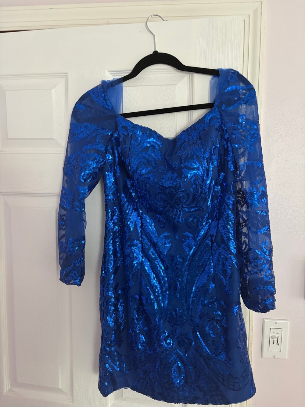 Elegant Blue Sequin Long-Sleeve Cocktail Dress